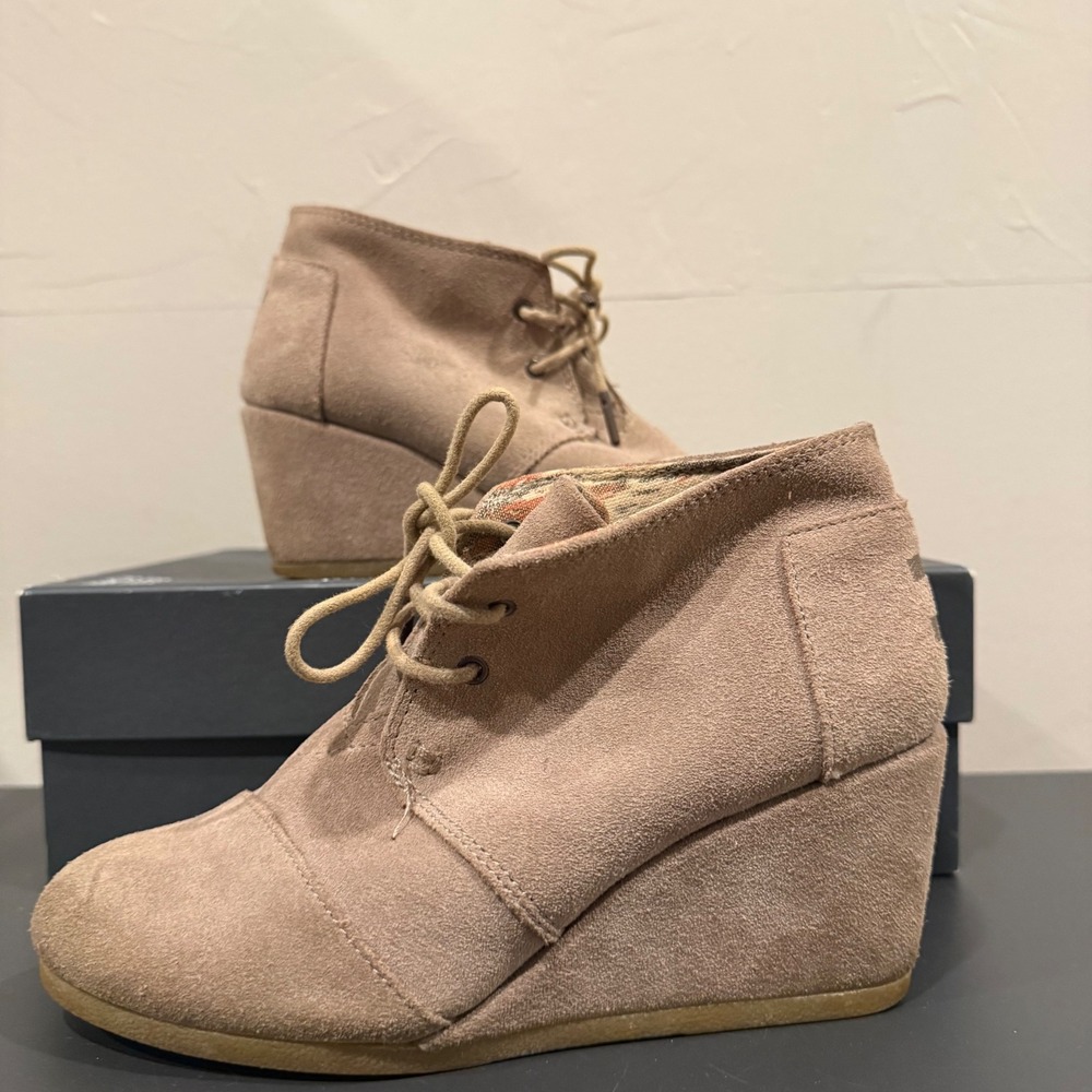 TOMS Desert Wedge Taupe Tan Suede Lace Up‎ Ankle Booties Womens 6.5
